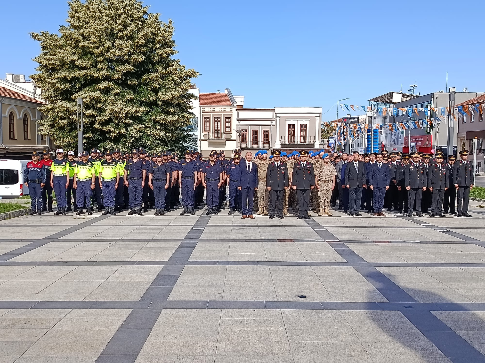 Edirne'de Jandarma Teşkilatı'nın kuruluşunun 187'nci yıl dönümü dolayısıyla görkemli bir tören gerçekleştirildi.